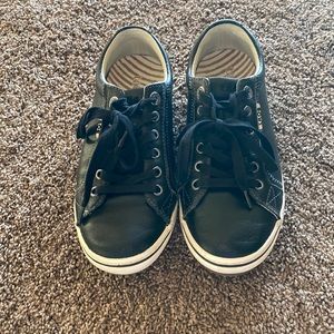 Women’s Taos tennis shoe